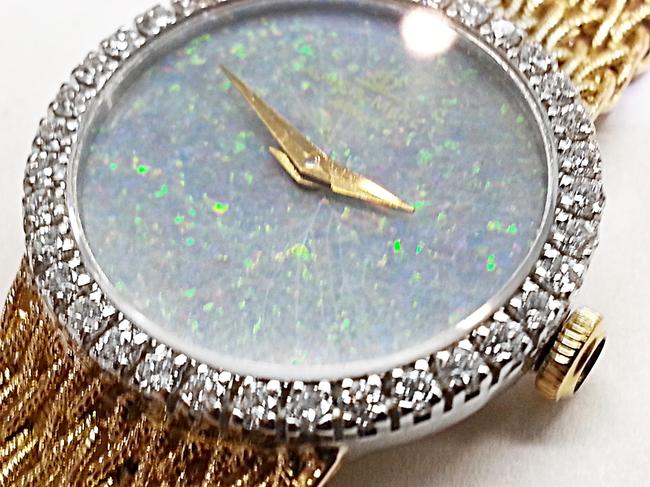 Baume & Mercier 18 Karat Yellow Gold with 36 Diamonds 0.75 Ct.tw. Opal Dial Watch Baume & Mercier 18 Karat Yellow Gold with 36 Diamonds 0.75 Ct.tw. Opal Dial Watch