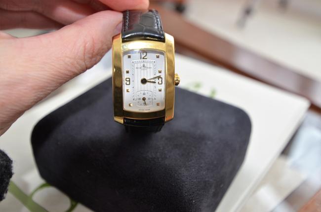 Baume & Mercier Black W Sale Solid 18k Hampton W/ Leather Band Watch Baume & Mercier Black W Sale Solid 18k Hampton W/ Leather Band Watch