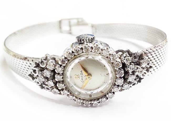 Omega Vintage 18 Karat(750) White Gold Quartz with 30 Diamonds 0.50 Ct.tw Watch Omega Vintage 18 Karat(750) White Gold Quartz with 30 Diamonds 0.50 Ct.tw Watch