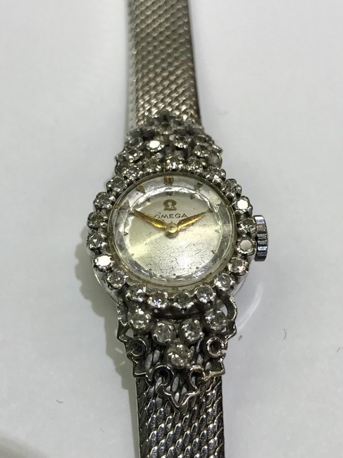 Omega Vintage 18 Karat(750) White Gold Quartz with 30 Diamonds 0.50 Ct.tw Watch Omega Vintage 18 Karat(750) White Gold Quartz with 30 Diamonds 0.50 Ct.tw Watch