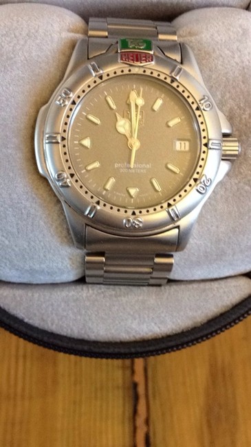 TAG Heuer Silver 4000 Professional Unisex Watch TAG Heuer Silver 4000 Professional Unisex Watch