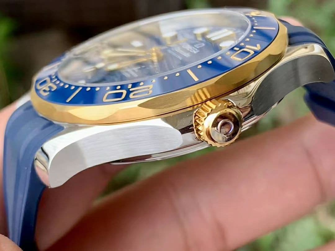 Seamaster Diver 300M SS/YG VSF 1:1 Best Edition YG Bezel Blue Dial on Blue Rubber Strap A8800 Seamaster Diver 300M SS/YG VSF 1:1 Best Edition YG Bezel Blue Dial on Blue Rubber Strap A8800