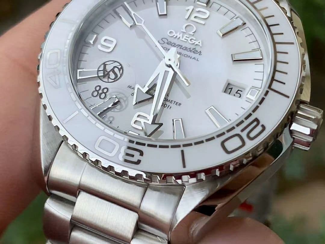 OMG0695A - Planet Ocean 600M 39.5mm SS/SS White VSF A8800
