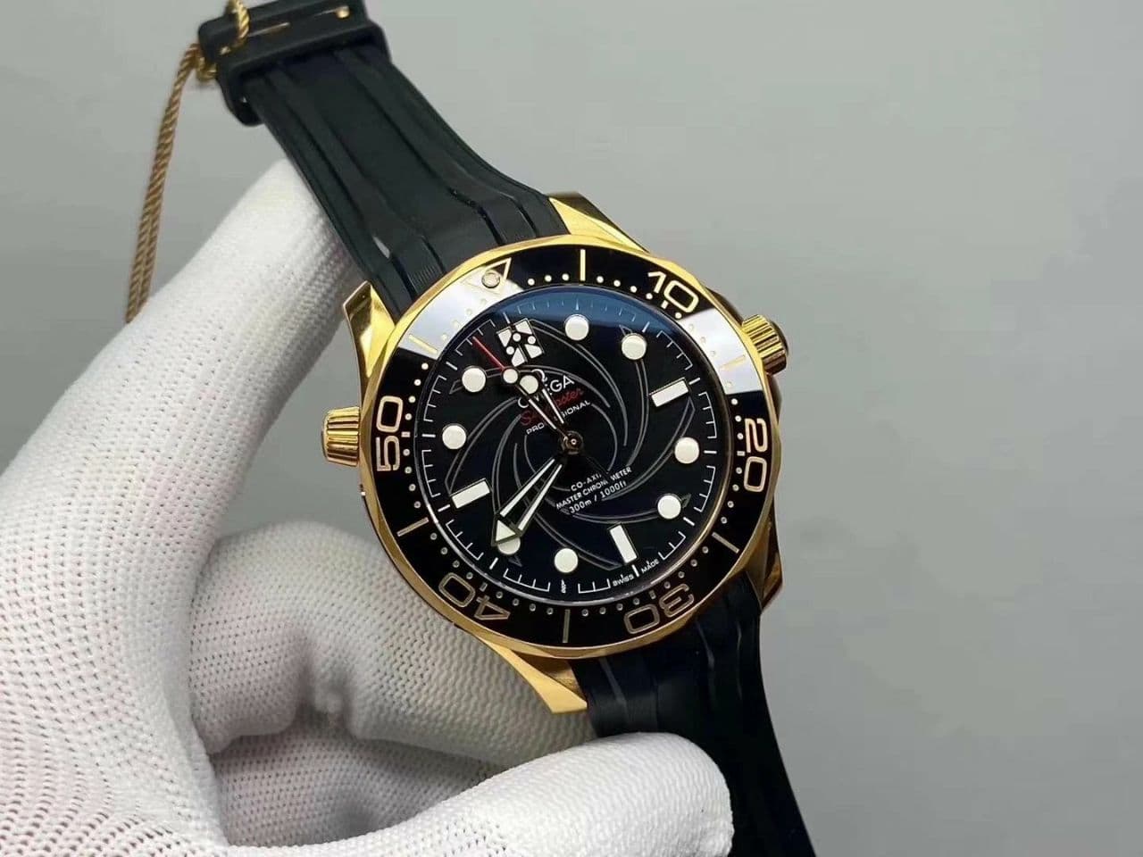 Omega Seamaster Diver 300M YG 007 James Bond VSF Omega Seamaster Diver 300M YG 007 James Bond VSF