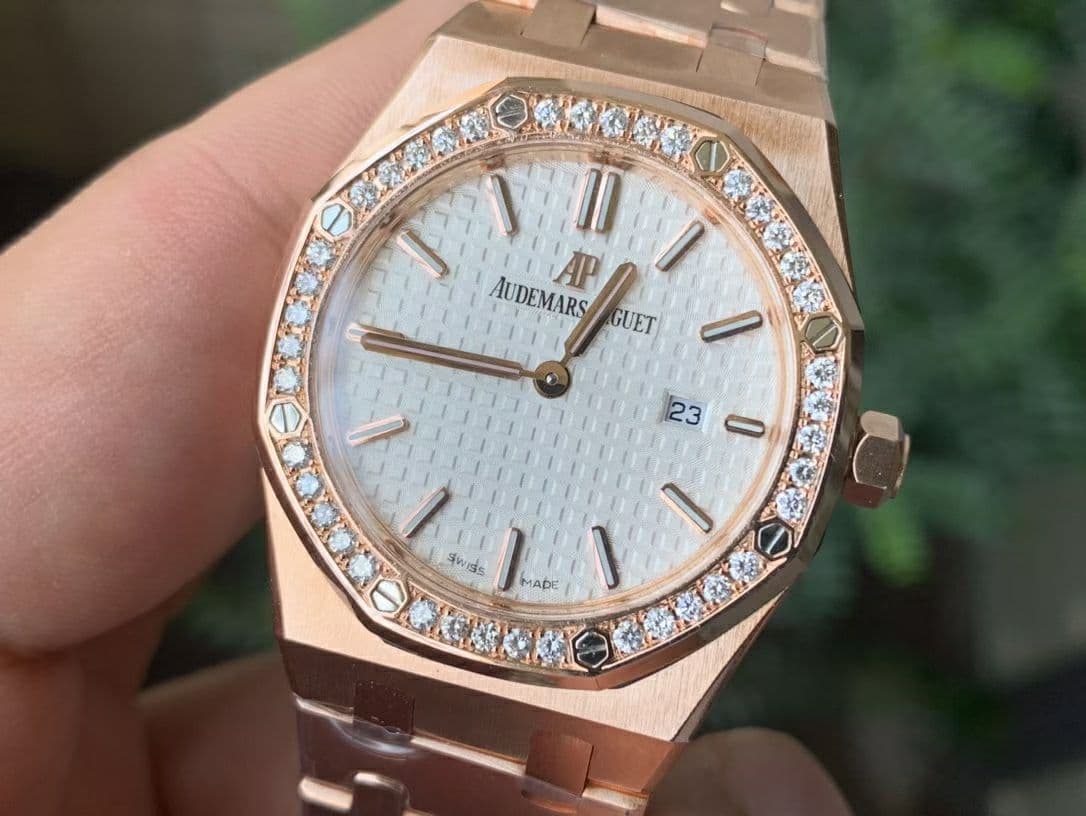 Lady Royal Oak 33mm YG JF 1:1 Best Edition Silver Dial Diamonds Bezel on YG Bracelet Swiss Quartz Lady Royal Oak 33mm YG JF 1:1 Best Edition Silver Dial Diamonds Bezel on YG Bracelet Swiss Quartz