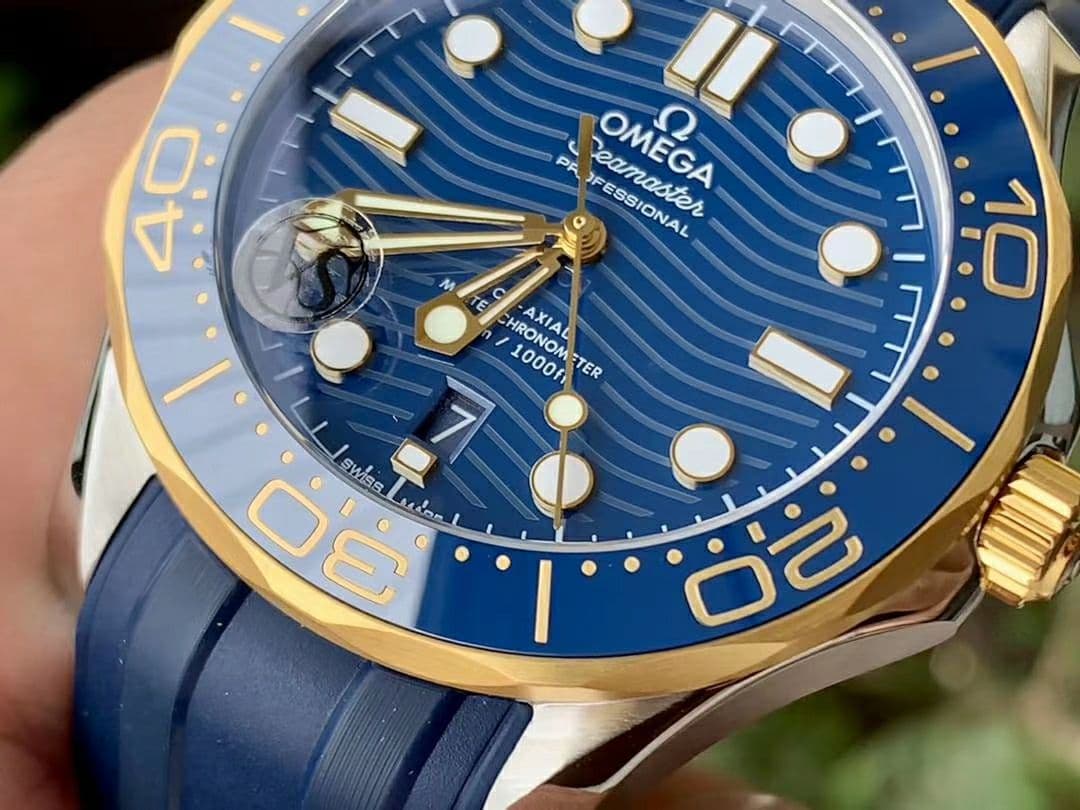 Seamaster Diver 300M SS/YG VSF 1:1 Best Edition YG Bezel Blue Dial on Blue Rubber Strap A8800 Seamaster Diver 300M SS/YG VSF 1:1 Best Edition YG Bezel Blue Dial on Blue Rubber Strap A8800