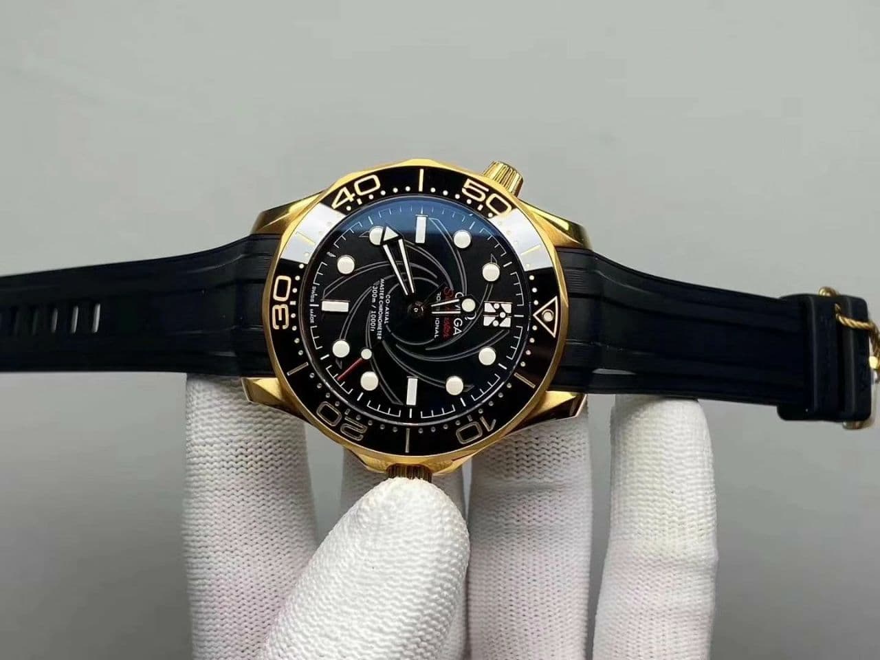 Omega Seamaster Diver 300M YG 007 James Bond VSF Omega Seamaster Diver 300M YG 007 James Bond VSF