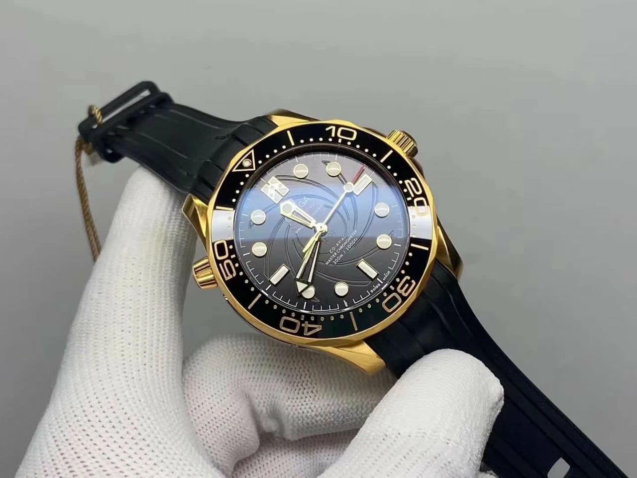 Omega Seamaster Diver 300M YG 007 James Bond VSF Omega Seamaster Diver 300M YG 007 James Bond VSF